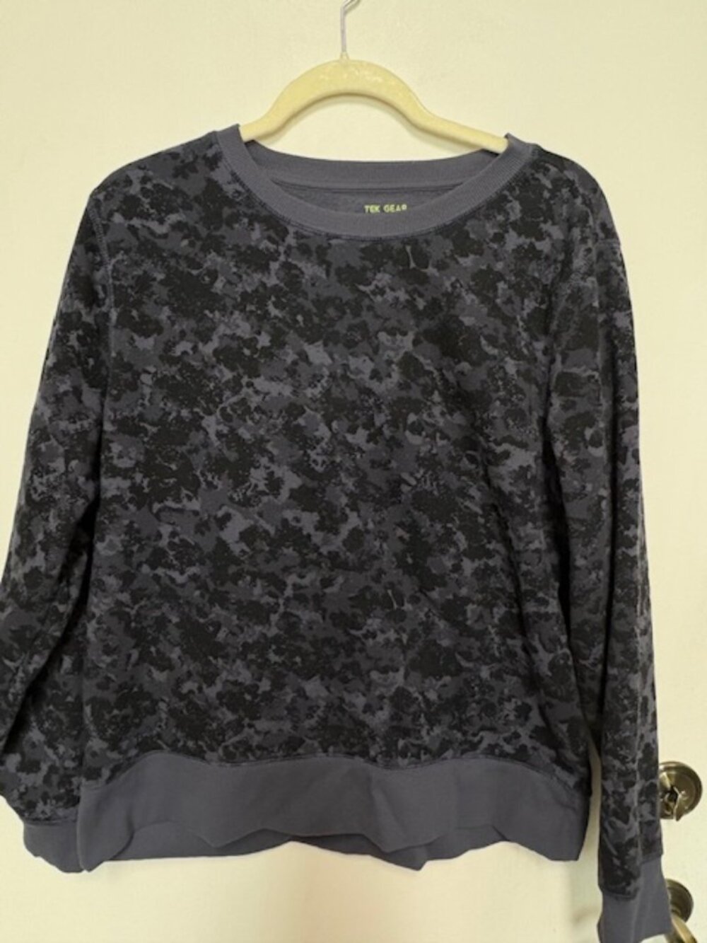 Womens Tek Gear Ultrasoft Fleece Sweatshirt. Black/Gray Animal Print. Sz. L